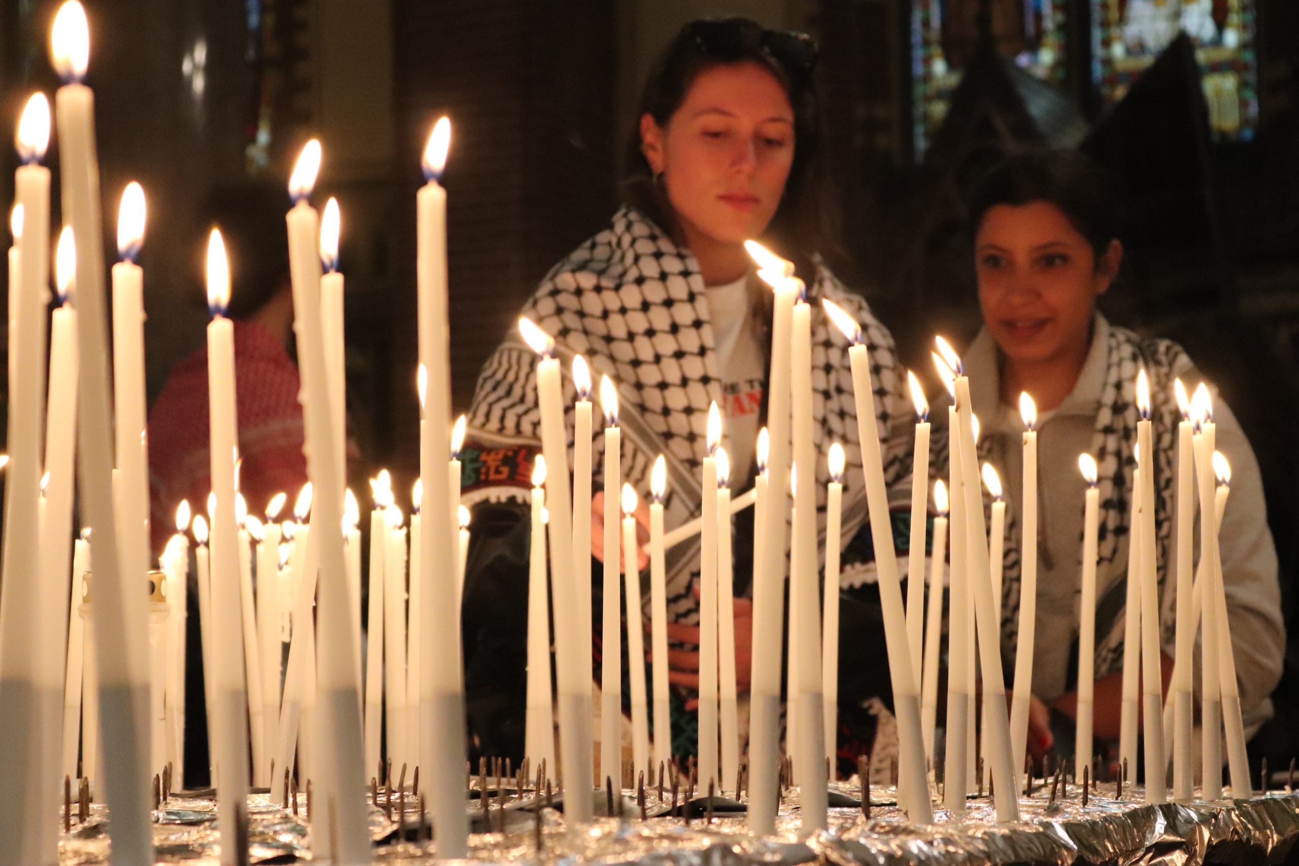 Kaarsjes Nakba-herdenking in Amsterdam: ook HvA’ers zoeken ruimte voor solidariteit en dialoog