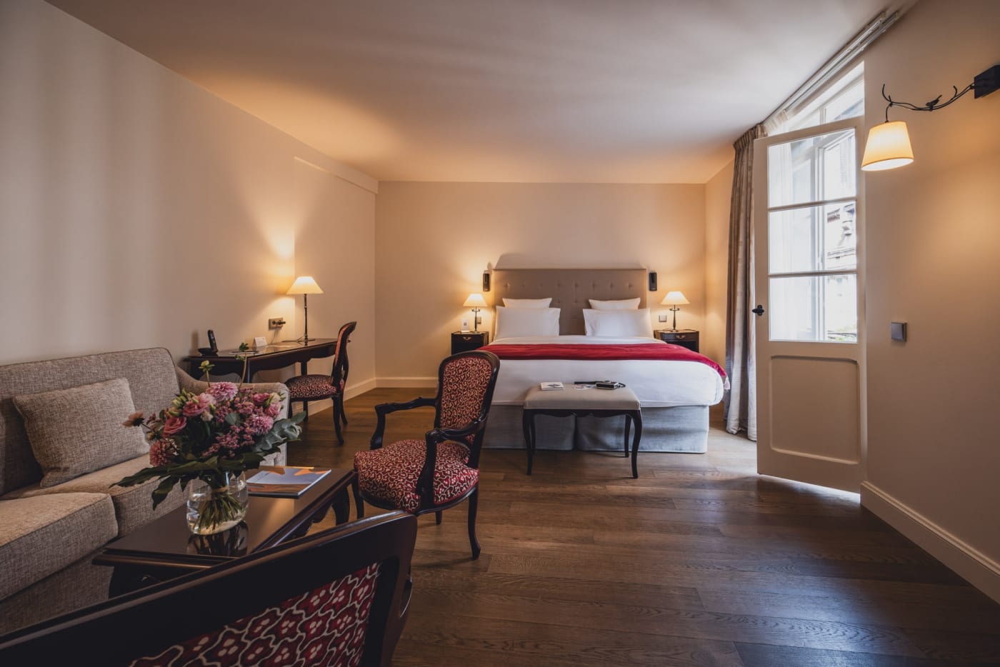 Um quarto Prestige de 37 m² do Hôtel Cour du Corbeau