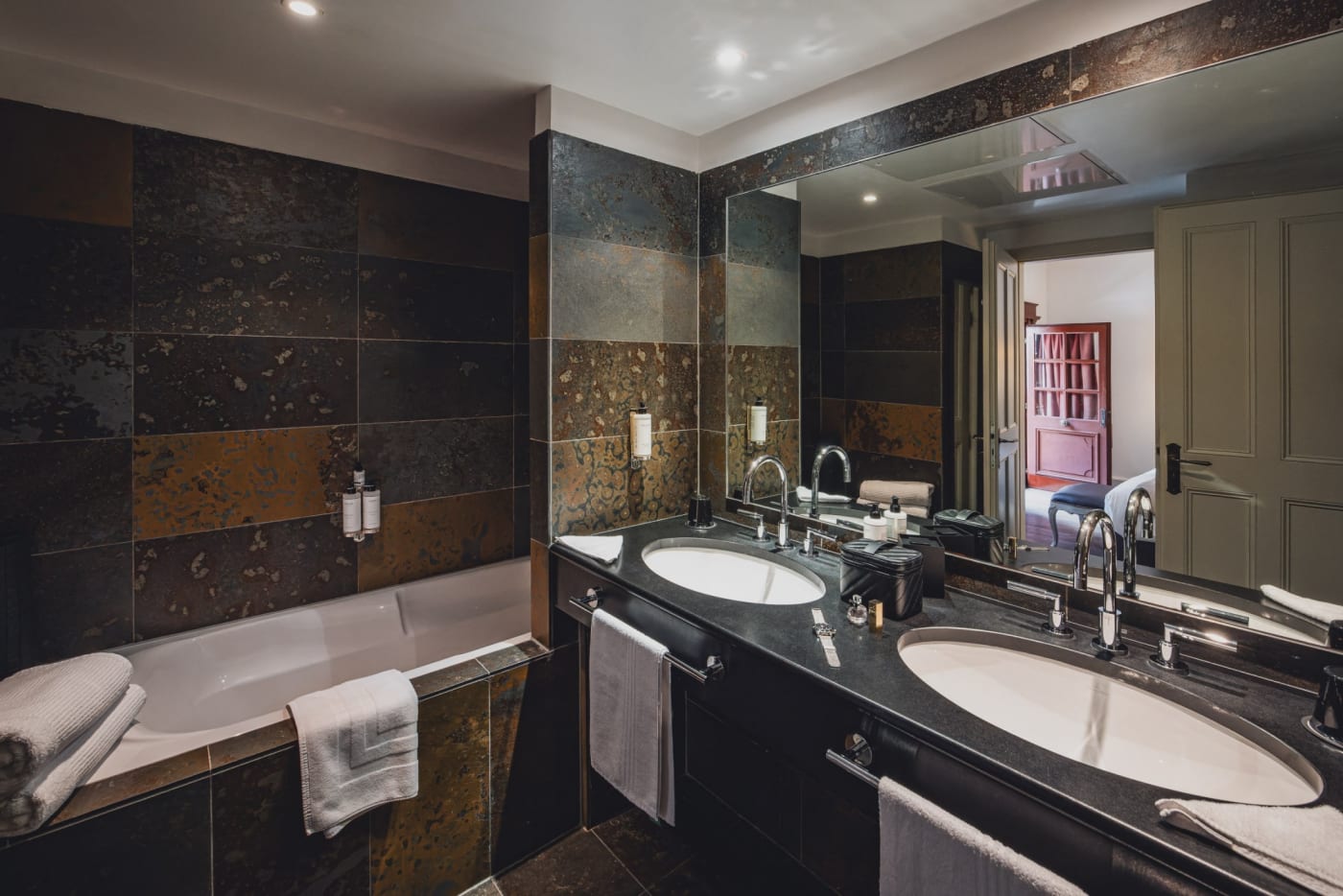 A casa de banho de um quarto Prestige do Hôtel Cour du Corbeau