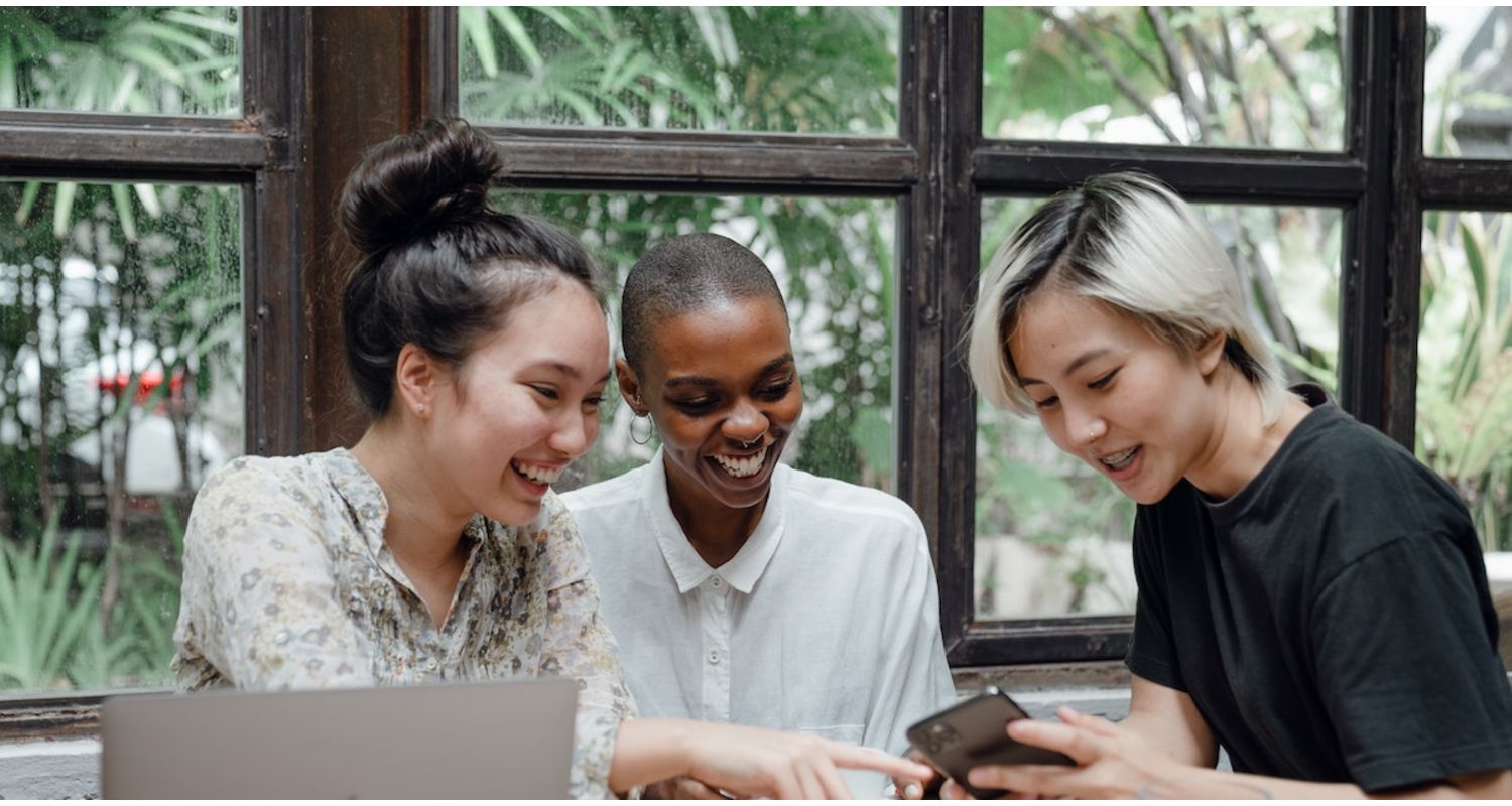 Frauen vor dem Laptop