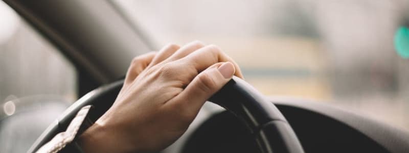 Main sur le volant d'une voiture