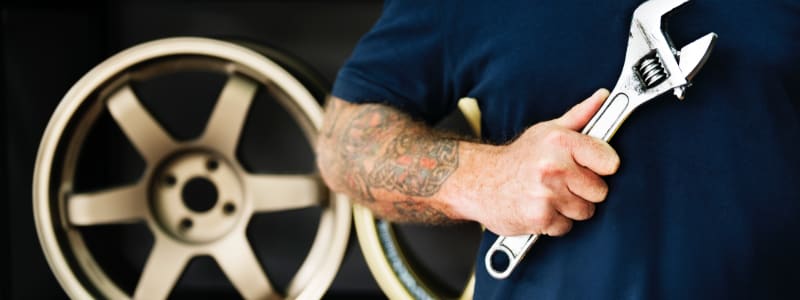 Ein Kfz-Mechaniker in einer Autowerkstatt Was macht eine Werkstatt eigentlich