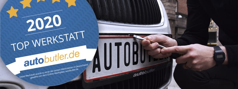 Das sind die besten Werkstätten Deutschlands 2020 Mechaniker aendert das Autokennzeichen an einem Auto mit Autobutler Logo