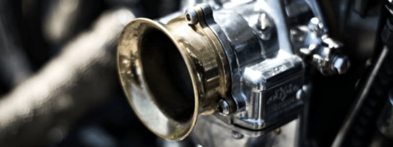 Autovergaser: Was ist das und wie funktioniert es Nahaufnahme eines Vergaser im Auto