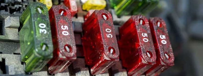 Den Sicherungskasten Ihres Autos selbst wechseln Erfahren Sie, wie Sie den Sicherungskasten im Auto selbst wechseln können