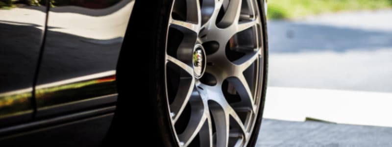Wofür braucht man Radkappen? Radkappe auf einem Autoreifen