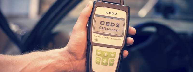 OBD Diagnosegerät zur Fehlersuche, Fehlerauslese und Diagnose von Defekten an Autos von Toyota Kfz-Mechaniker hält ein Diagnosegerät in der Hand zur Auslese von Fehlern an einem Toyota