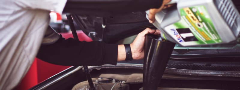 Motorölwechsel bei einem Seat durchführen lassen Ölwechsel wir bei einem Auto mit einer Flasche Motoröl durchgeführt