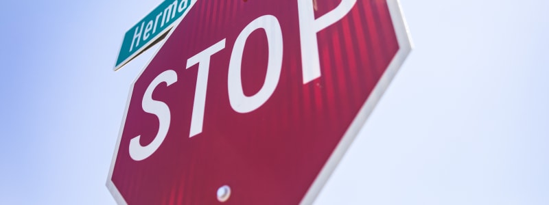 Das sind die neuen Verkehrsschilder, die Sie 2020 beachten müssen Nahaufnahme eines Stopzeichens in Deutschland