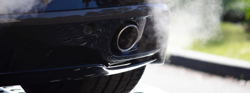 Dieselfahrverbote in Deutschland - eine aktuelle Übersicht zu dem Stand Der Auspuff eines Autos gibt Abgase ab