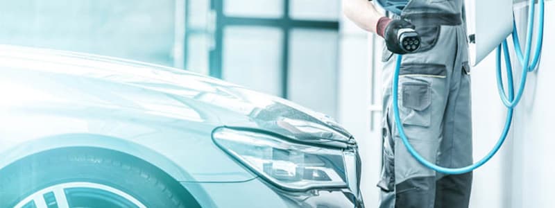 Hybridautos: Die grüne Alternative Hybridauto wird von einem Mechaniker geladen