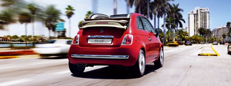 Rød Fiat 500 med soltaget nede
