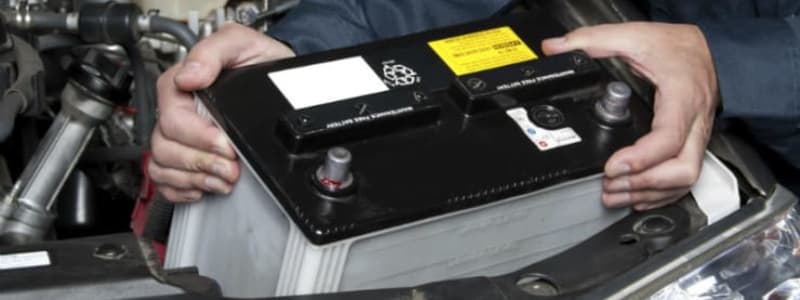 Batteriskifte i bilens motor