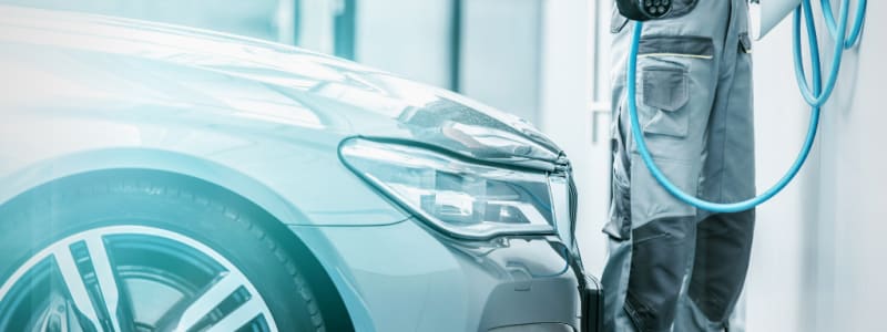Hybridbilen bliver ladet op.