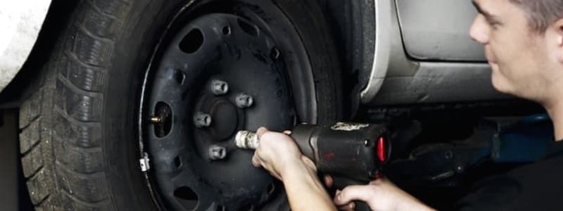 Mekaniker skifter dæk på bil Lær at vælge type og størrelse på dæk, når du skal have nye dæk