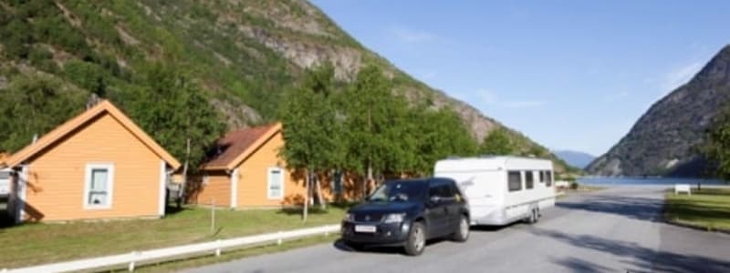 Bil med campingvogn på ferie Sommerferie med bilen