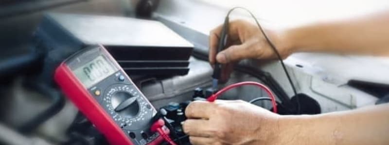 Elektrisk arbejde på en Volvo Mekaniker laver elarbejde på Volvo