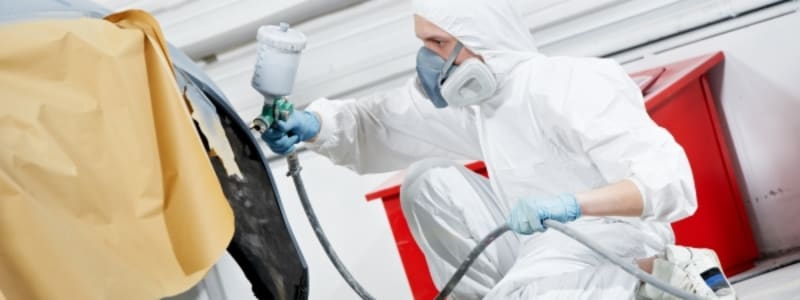 Autolakerer maler bil Lakskader på bilen skal repareres inden vinteren