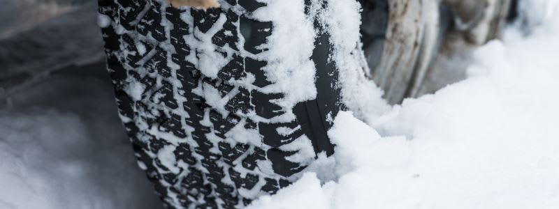 Snefyldt vej med bildæk Vinterdæk på snedækket vej