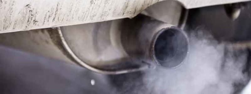 Bilens udstødning Udstødning på bil med røg