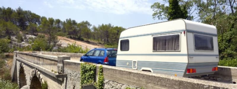 Bil med campingvogn over bro Her er reglerne for at køre med trailer og campingvogn i Danmark