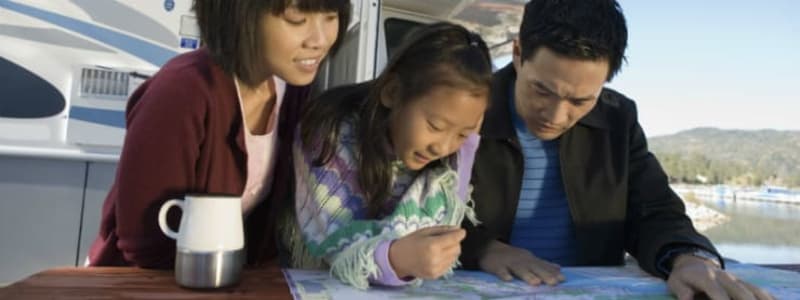 Familie på kør-selv-ferie Bilferie skal planlægges