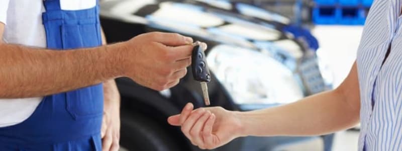 Autobutlers tyske værkstedsmarked vokser Mekaniker giver bilnøgler til kunde