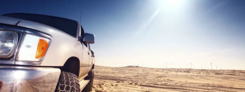 Bil i solen Stærk sol skinner på bilen