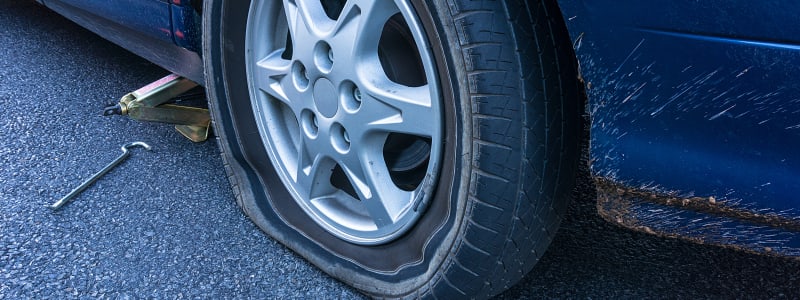 Det er ikke længere tilladt at bruge propper i punkterede dæk Nye regler for brug af propper og andre tætningsmidler til punkteringer