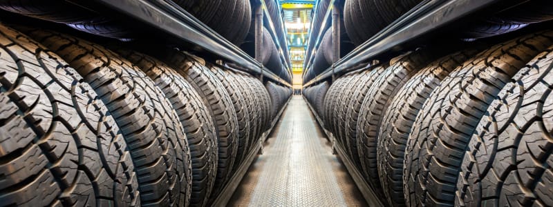 Bildæk på række Mange bildæk står linet op
