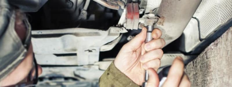 Reparation af hul i bils udstødning Udstødningsrøret bliver repareret