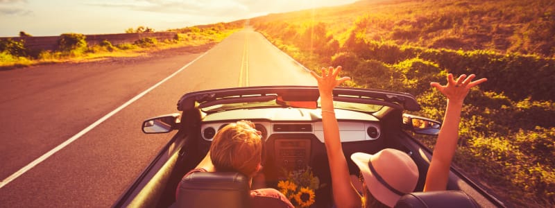 Bilferie til sommer Kør sikkert af sted i bilen på sommerferie