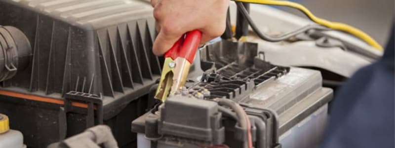 Bilbatteri bliver opladet Opladerkabel er sluttet til bilbatteri