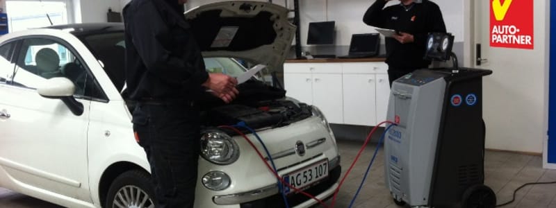 Mekaniker servicerer bil Bilservice - hvilke slags kan mekanikeren lave?