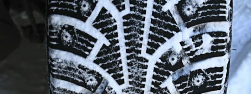 Nærbillede af dæk med sne på Snedækket bilhjul