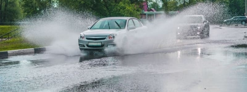 Hvis din bil bliver oversvømmet, så prøv ikke på at starte den Det er farligt at starte en bil, der har været under vand