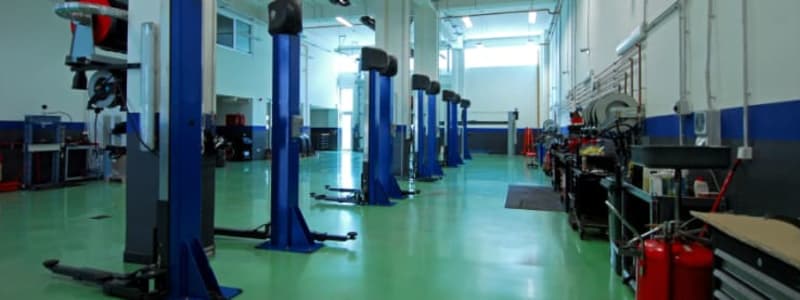 Indenfor på et værksted Autoværksted med lifte