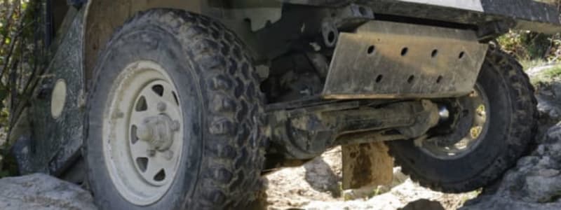 4x4 dæk på militærbil Solide 4x4 dæk på bil i stenet terræn
