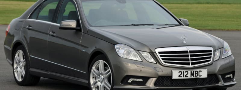 Grå Mercedes Benz Mercedes - frikørt taxa