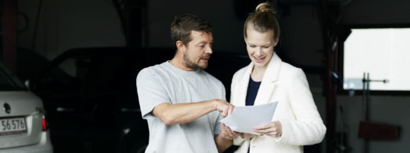 Tjek din bils slutseddel Køber og sælger gennemgår slutseddel