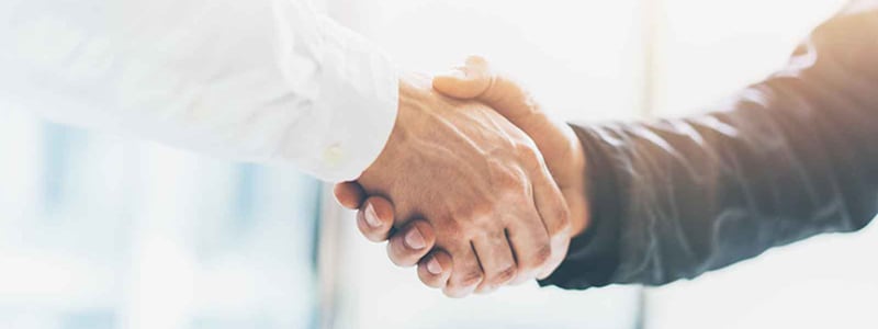 Bilforhandler med nøgle i hånd Autoforhandler i færd med at overdrage bil