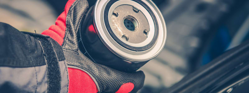Remplacer le filtre à huile de votre voiture Filtres à huiles bleu et noir