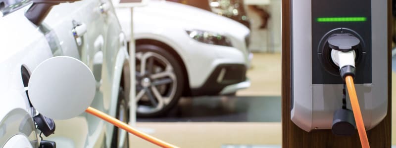 voiture électrique blanche en train de se recharger