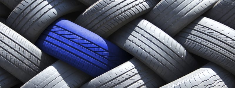 Pneus run-flat : pourquoi en équiper sa voiture ? Pneus noirs et bleus