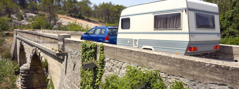 Limitations de vitesse lorsque vous conduisez avec une caravane Caravane sur un pont