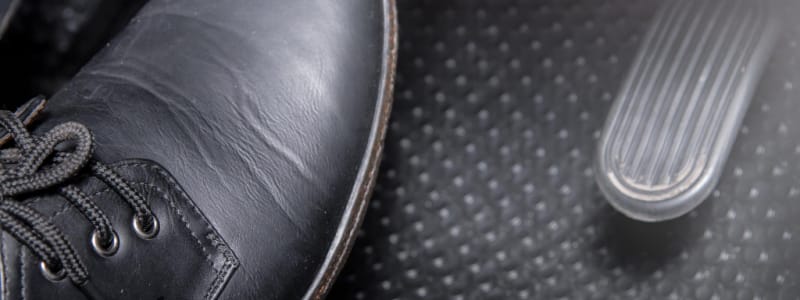 Conseils pour éviter d'abîmer son embrayage Homme appuyant sur la pédale d'embrayage