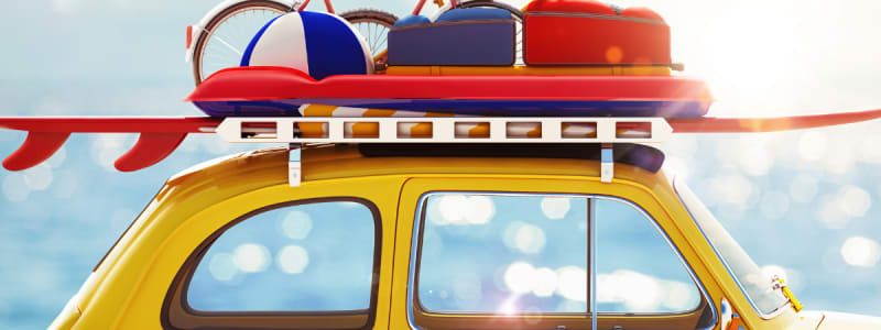 Départ en vacances sans prise de tête Femme dans sa voiture près de la mer