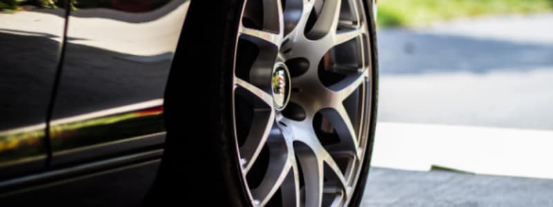 Enjoliveur automobile : qu'est-ce que c'est et comment l'entretenir ? Voiture moderne vue rapprochée enjoliveur