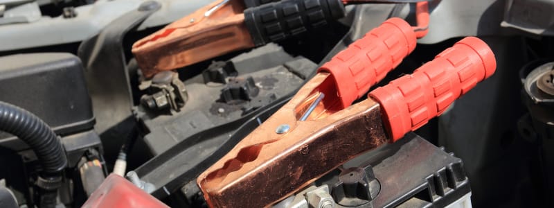 Pinces crocodiles sur batterie de voiture