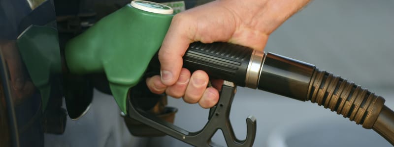 Ne pas se ruiner en faisant son plein de carburant Homme faisant son plein d'essence